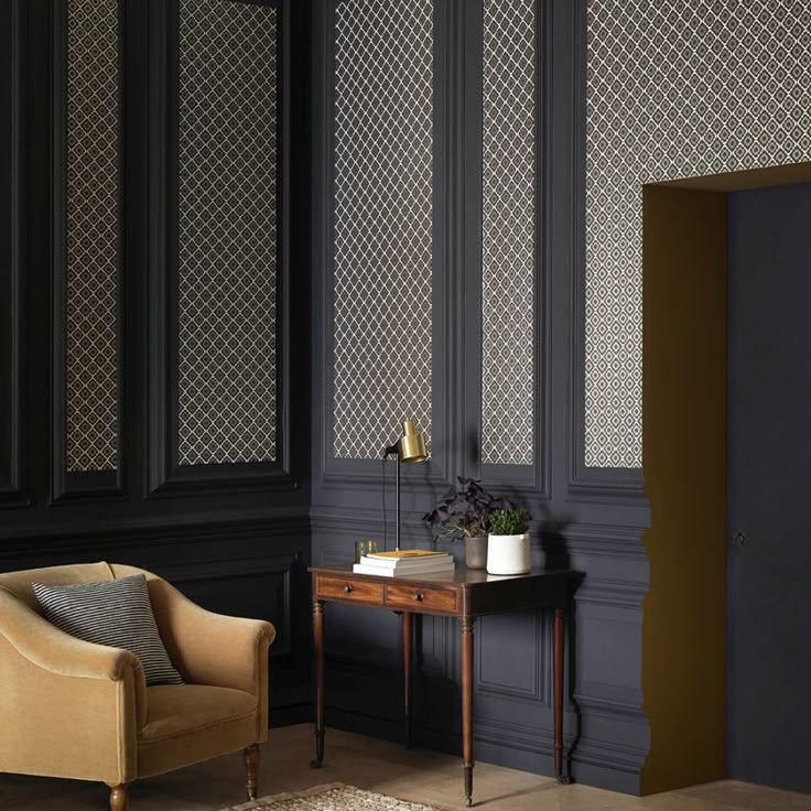 Quatrefoil by Paint & Paper Library - Kohl - Wallpaper